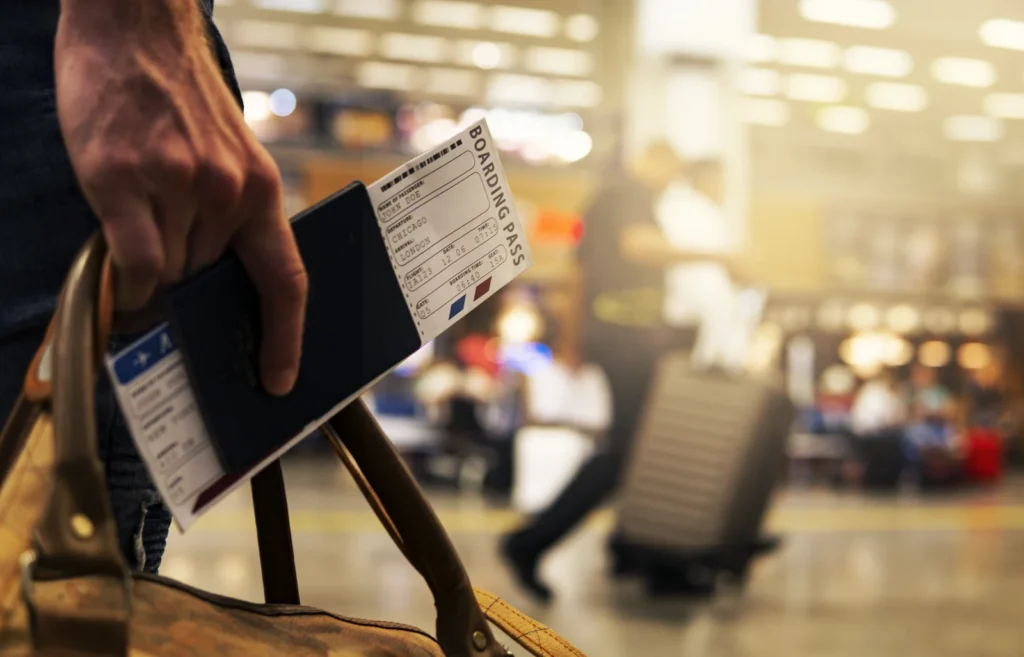 vue rapproché du boarding pass, homme dans un aéroport