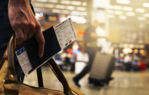 vue rapproché du boarding pass, homme dans un aéroport