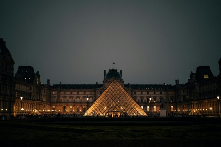 le louvre paris la nuit