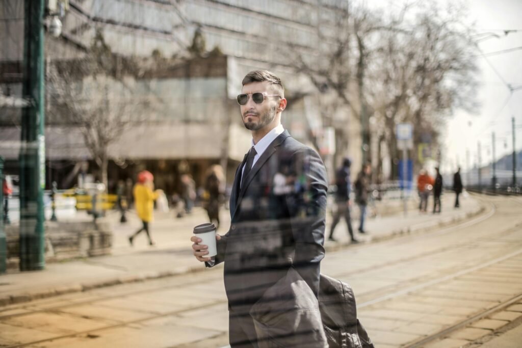 homme bien habillé, distingué, lunettes de soleil, qui attend