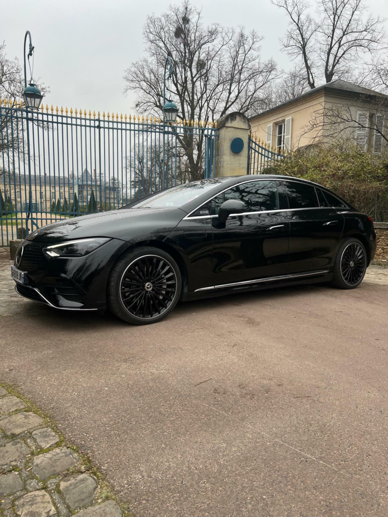 voiture haut de gamme stationnée devant le portail d'un chateau d'ile de france