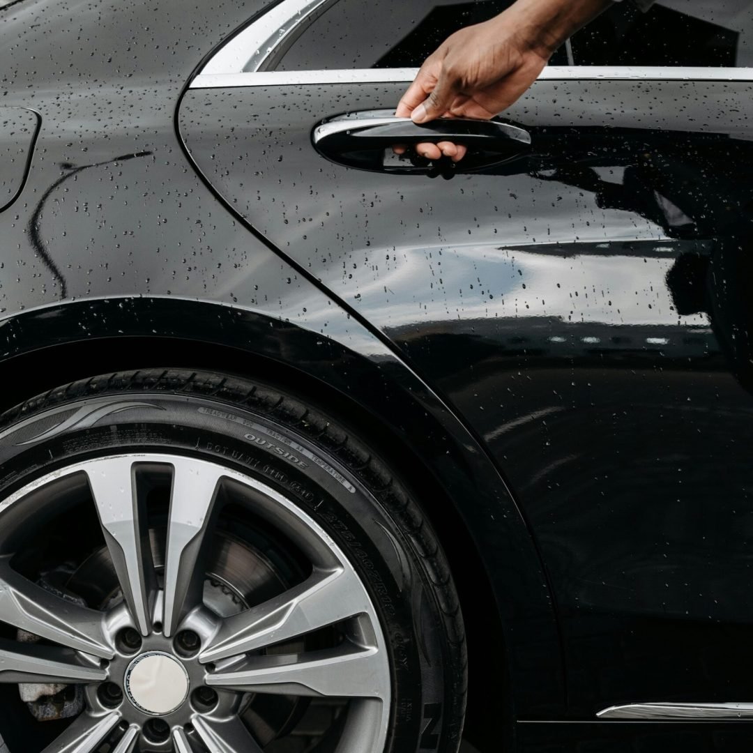 porte arrière d'un véhicule de luxe, chauffeur privé ouvrant la porte