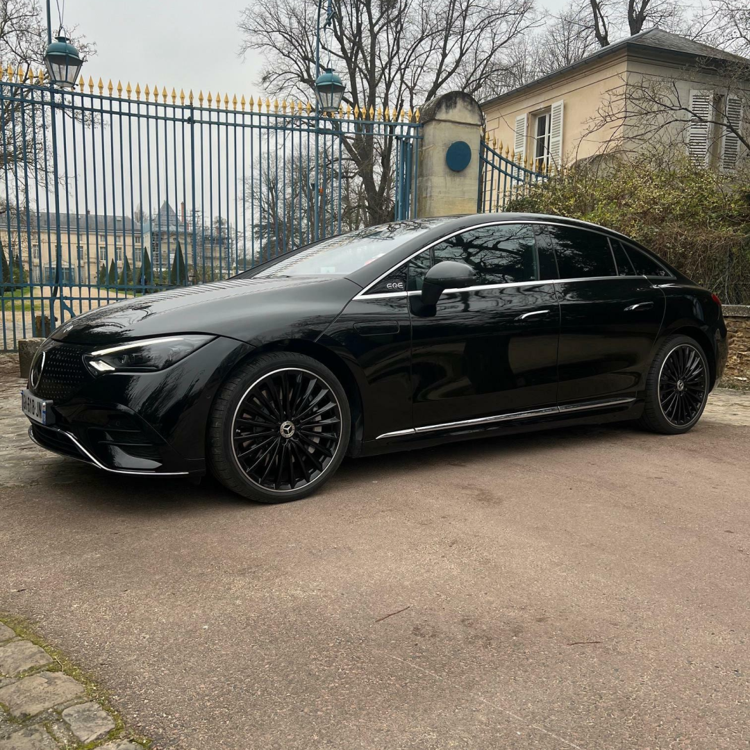voiture haut de gamme stationnée devant le portail d'un chateau d'ile de france